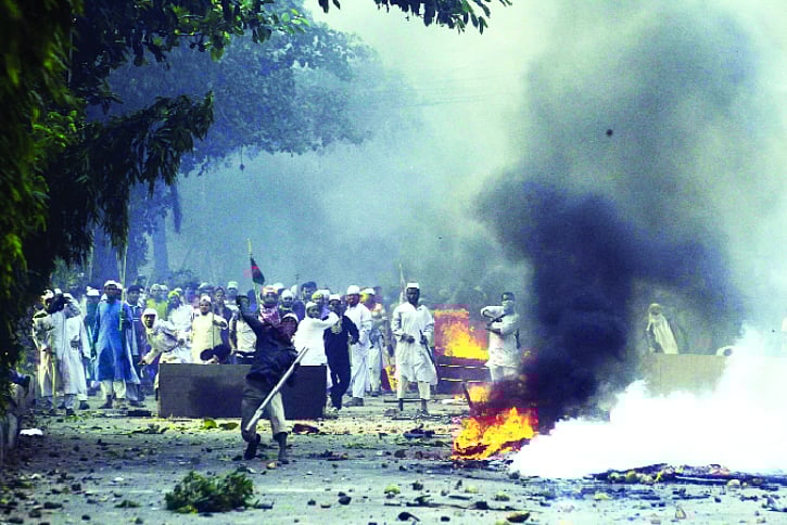 ৫ মে হেফাজতে ইসলাম ‘ঢাকা অবরোধ’ কর্মসূচি পালনকালে মতিঝিল-পল্টন ও তার আশপাশের এলাকাগুলোতে ব্যাপক ধ্বংসযজ্ঞ চালায়। ছবি: সাজিদ হোসেন