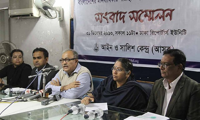 ঢাকা রিপোর্টার্স ইউনিটিতে গতকাল আইন ও সালিশ কেন্দ্রের ‘মানবাধিকার পরিস্থিতি ২০১৩ পর্যালোচনা’ শীর্ষক সংবাদ সম্মেলনে আয়োজকেরা ছবি: প্রথম আলো