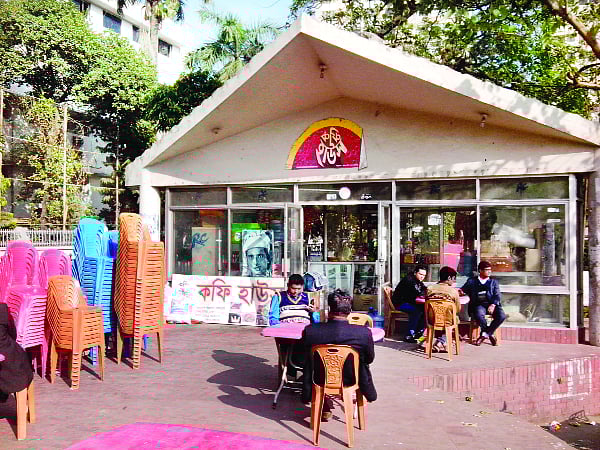 শিল্পকলা একাডেমির কফি হাউসে প্রতিদিন জমে জমজমাট আড্ডা