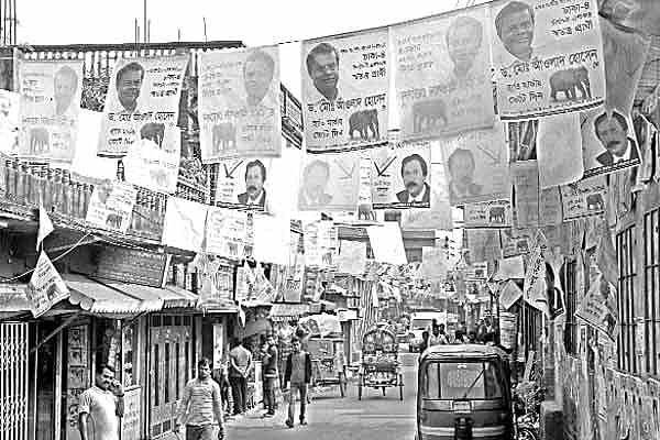 ঢাকা-৪ আসনে আওলাদ ও বাবলার নির্বাচনী পোস্টারে ছেয়ে যাওয়া জুরাইন এলাকার দৃশ্য ।  প্রথম আলো