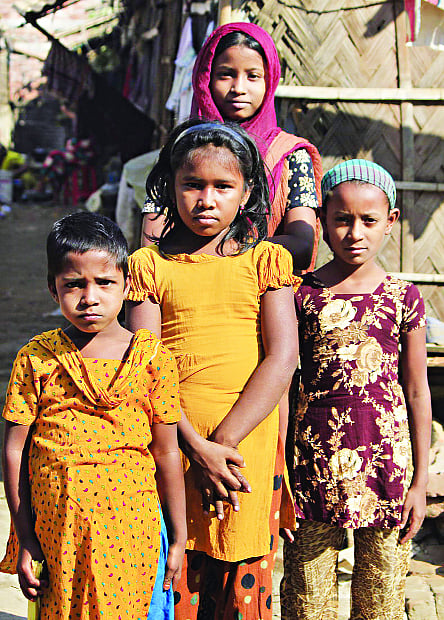 নানা ঘাত-প্রতিঘাতের মধ্য দিয়ে কেটেছে বস্তির মেয়েশিশুদের জীবন। ছবি: মুসলিমা জাহান