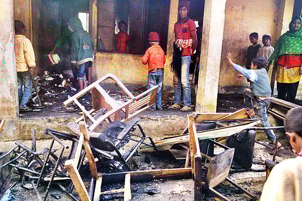 ভোটের রাজনীতির রোষে পুড়ছে বিদ্যাপীঠ। ভোটকেন্দ্রে আগুন দেওয়ার নামে পুড়িয়ে দেওয়া হয়েছে অসংখ্য বিদ্যালয়। গতকাল ভোরে ব্রাহ্মণবাড়িয়া জেলা সদরের ক্ষুদ্র ব্রাহ্মণবাড়িয়া সরকারি প্রাথমিক বিদ্যালয়ে আগুন দেওয়া হয়। বিদ্যালয় পুড়িয়ে দেওয়ার খবর পেয়ে সকালেই সেখানে ভিড় করে শিশুরা । ছবি: ফোকাস বাংলা
