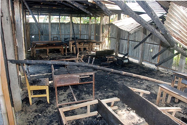 নির্বাচন প্রতিহতের অংশ হিসেবে রাজশাহীর চারঘাট এলাকার কালাবীপাড়া আদর্শ উচ্চবিদ্যালয়ে গত শুক্রবার গভীর রাতে আগুন ধরিয়ে দেওয়া হয়। ভোটকেন্দ্রের তালিকায় বিদ্যালয়ের নাম থাকায় এ নাশকতা ঘটে বলে মনে করছে এলাকাবাসী। ছবি: ফোকাসবাংলা