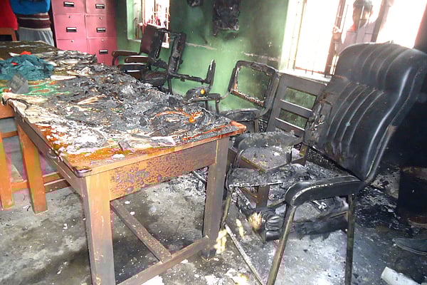 দিনাজপুর সদর উপজেলার বড়ইল সরকারি প্রাথমিক বিদ্যালয়ের অফিসকক্ষ গতকাল রাতে পেট্রল দিয়ে জ্বালিয়ে দেয় দুষ্কৃতকারীরা । ছবি: প্রথম আলো