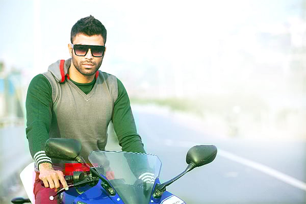 এই শীতে পরে ফেলুন পাতলা সোয়েটার। মডেল: রাজ, পোশাক: ব্যাং, ছবি: কবির হোসেন