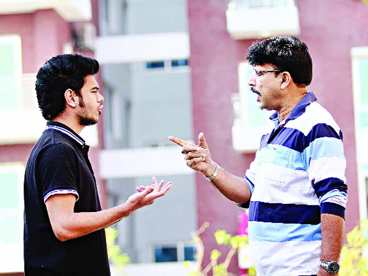 ছবিটি প্রতীকী। প্রজন্মের ব্যবধান হলেই কটাক্ষ করা ঠিক নয়। তরুণদের বুঝতে হবে। মডেল: আফনান ও তপন আহমেদ। ছবি: অধুনা