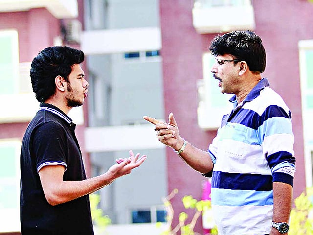 ছবিটি প্রতীকী। প্রজন্মের ব্যবধান হলেই কটাক্ষ করা ঠিক নয়। তরুণদের বুঝতে হবে। মডেল: আফনান ও তপন আহমেদ। ছবি: অধুনা