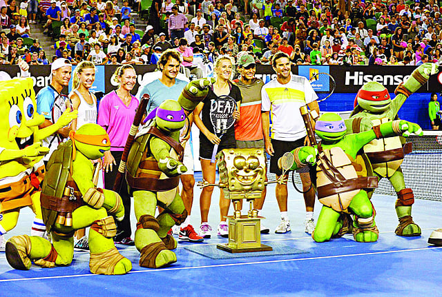 অবাক হচ্ছেন? টেনিস খেলোয়াড়দের সঙ্গে স্পাউঞ্জ বব ও টিনএজ মিউট্যান্ট নিনজা টার্টলসরা কী করছেন? কাল অস্ট্রেলিয়ান ওপেনের আগে মেলবোর্নে একটা দিন ছিল শুধুই শিশুদের। সেই দিনেই শিশুদের প্রিয় কার্টুন চরিত্রগুলোর সঙ্গে ক্যামেরাবন্দী হয়েছেন (বাঁ থেকে) লেটন হিউইট, ইউজিনি বুশার, সামান্থা স্টোসুর, রজার ফেদেরার, ভিক্টোরিয়া আজারেঙ্কা, রাফায়েল নাদাল ও প্যাট রাফটাররা,  এএফপি