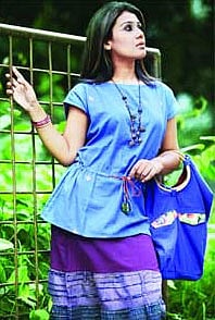 আপনি হয়তো কখনোই জানবেন না  যে হাতব্যাগে বা মেকআপ বক্সে কোথায় কী লুকিয়ে আছে! (প্রতীকী ছবিতে একজন মডেল)