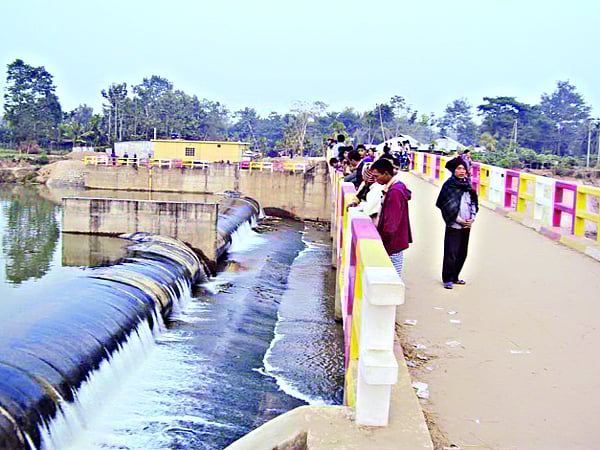 খাগড়াছড়ির পানছড়ি উপজেলায় চেঙ্গি নদীতে নির্মিত রাবার ড্যাম । প্রথম আলো