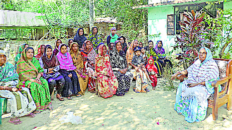 বাঁশখালীর সাধনপুরে স্থানীয় নারী উন্নয়ন সমিতির সদস্যদের সঙ্গে আলাপ করছেন দিলারা আনোয়ার । প্রথম আলো