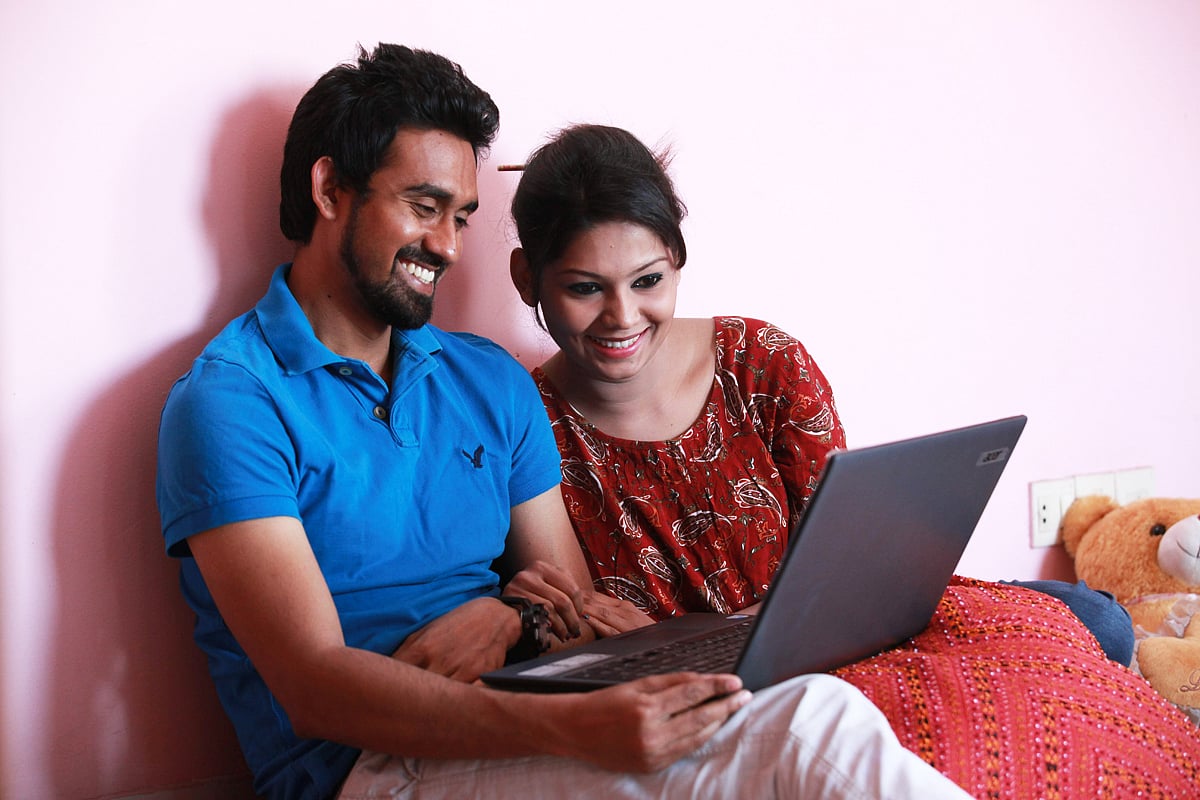 পুরুষের রসবোধ একটু বেশিই থাকে বলে প্রচলিত আছে। পুরুষের কাছ থেকে নারী তা শিখতে পারে সহজেই। ছবি: খালেদ সরকার