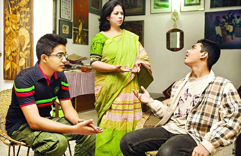 বন্ধুর সামনে সন্তানকে শাসন করলে সে বিরক্তই হয়। মডেল: আলভী, কনক খান ও কিরণ ছবি: কবির হোসেন