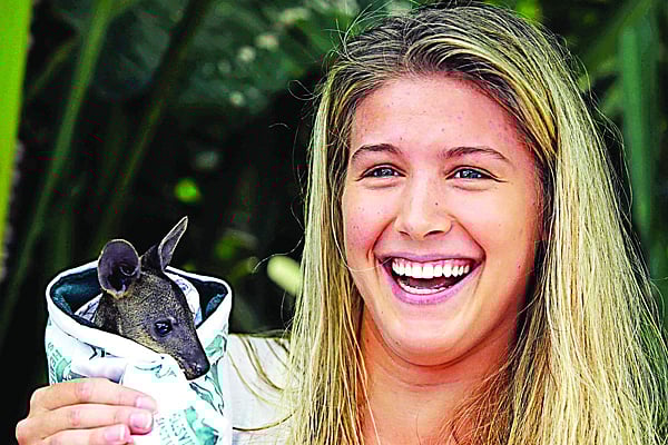 আগের দিন আনা ইভানোভিচকে হারিয়ে কানাডার প্রথম মেয়ে হিসেবে উঠেছেন অস্ট্রেলিয়ান ওপেনের সেমিফাইনালে। সেই খুশিতেই কি না ইউজিনি বুশার কাল মেলবোর্ন চিড়িয়াখানার একটি ওয়ালাবি কোলে নিয়ে পোজ দিলেন ছবির জন্য। এএফপি