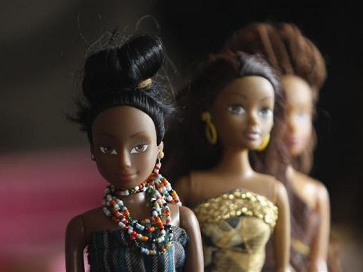 ‘কুইন্স অব আফ্রিকা’ সিরিজের পুতুলে নাইজেরিয়ার ইয়োরুবা, ইগবো ও হাউসা নারীদের সাজ-পোশাক। ছবি: রয়টার্স।