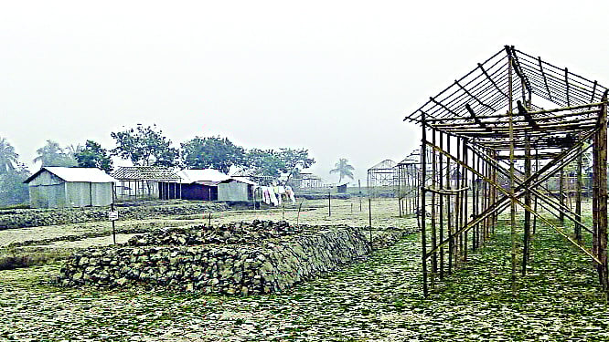 নিচু জায়গা ভরাট করে প্রায় ৩৫টির মতো টিনের ঘর নির্মাণের কাজ চলছে