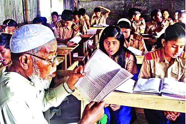 পরিশ্রম আর অদম্য ইচ্ছাশক্তির জোরে নিজেকে আলোকিত করেছেন রংপুরের পীরগাছার আবদুল করিম মিয়া। এখনো শিক্ষার আলো ছড়িয়ে চলছেন অসহায়, গরিব শিশুদের মাঝে। নিজের প্রতিষ্ঠিত পীরগাছা আদর্শ প্রতিভা শিক্ষা নিকেতনে গতকাল শুক্রবার বিকেলে শিশুদের পাঠদানের সময় তোলা ছবি । প্রথম আলো