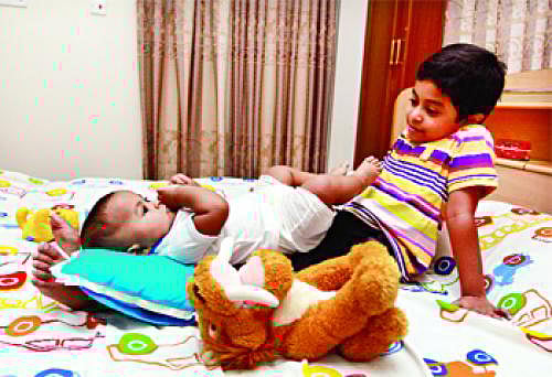 কাছাকাছি বয়সের ভাইবোনেরাই প্রথম খেলার সাথি, প্রথম বন্ধু। ছবিটি প্রতীকী।