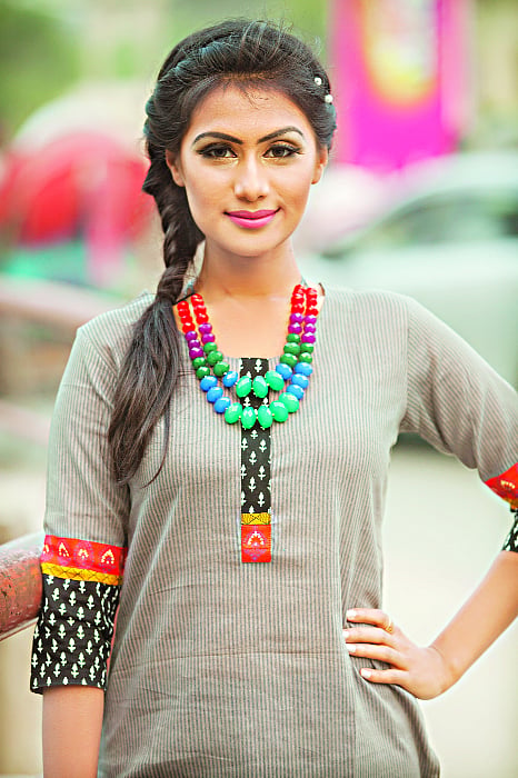 এলোমেলো বেণি মানিয়ে যায় সব ধরনের পোশাকের সঙ্গেই। মডেল: জয়া ছবি: নকশা