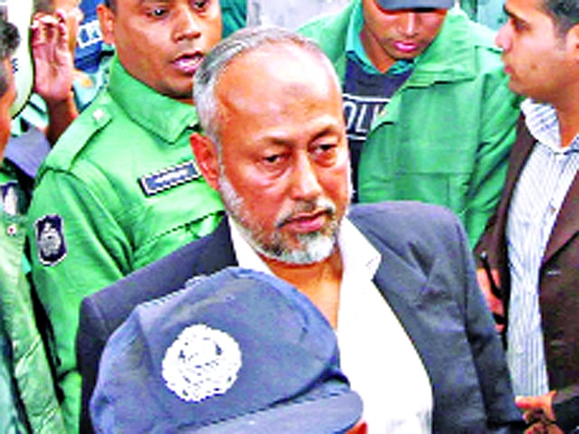 রায় ঘোষণার আগে বেলা সোয়া ১১টায় আদালত প্রাঙ্গণে প্রিজনভ্যান থেকে নামছেন ডিজিএফআইয়ের সাবেক মহাপরিচালক মেজর জেনারেল (অব.) রেজ্জাকুল হায়দার (সামনে) ও এনএসআইয়ের সাবেক মহাপরিচালক ব্রিগেডিয়ার জেনারেল (অব.) আবদুর রহীম । ছবি: প্রথম আলো