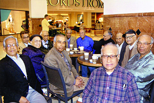 কফি ক্লাবের আড্ডায়: সামনের সারি (বাঁ থেকে) ফখরুদ্দীন আহমদ, সৈয়দ জিয়াউর রহমান, নাজেম আহেমদ চৌধুরী ও ইকবাল বাহার চৌধুরী। আড্ডায় আরও আছেন, মোহসীন সিদ্দিক, অধ্যাপক নুরুল ইসলাম, সালাহ্উদ্দীন আহমেদ, আবুল সিদ্দিক, ওয়াহেদ হোসাইনী, হাসান ইমাম, আজমত আলী এবং রাইসউদ্দীন আহেমদ