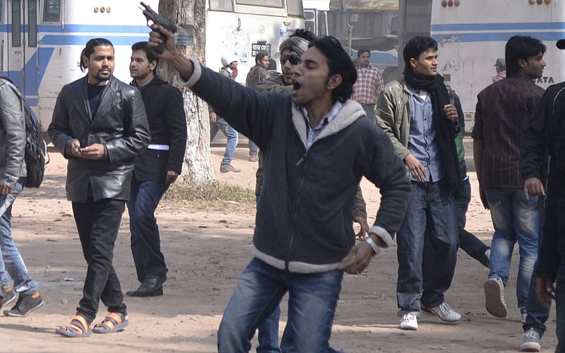 পিস্তল উঁচিয়ে ছাত্রলীগের সাংগঠনিক সম্পাদক শামসুজ্জামান ইমন। ছবি: শহীদুল ইসলাম।