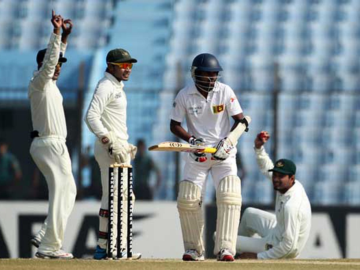১১ রান করেই সাজঘরে ফিরেছেন গত ম্যাচে সেঞ্চুরি করা কুশল সিলভা। ছবি: শামসুল হক