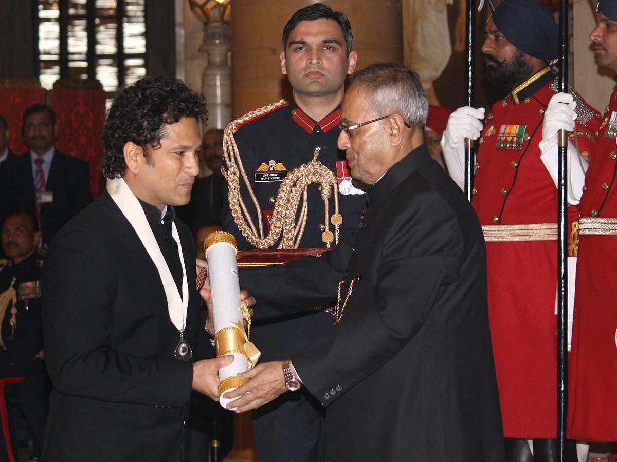 ভারতের রাষ্ট্রপতি প্রণব মুখার্জির কাছ থেকে ভারতরত্ন খেতাব গ্রহণ করছেন শচীন টেন্ডুলকার। ছবি: আইএএনএস