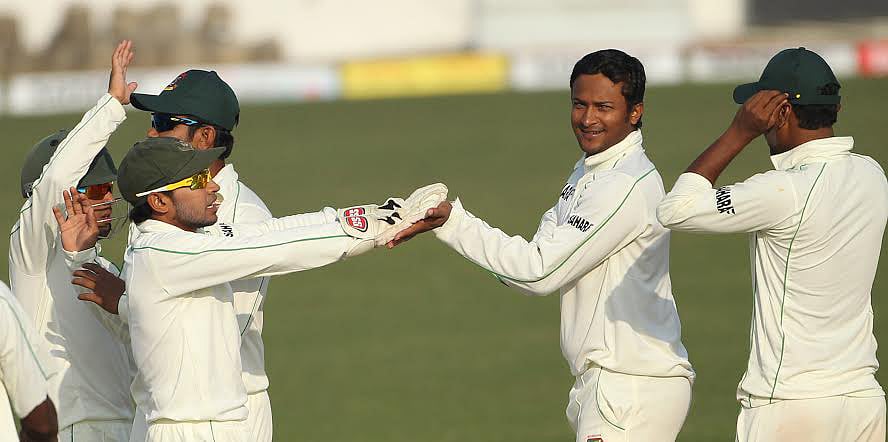 প্রথম দিনের শেষ সেশনে সাকিব তুলে নিলেন দুটি উইকেট। ছবি: শামসুল হক।