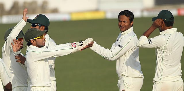 প্রথম দিনের শেষ সেশনে সাকিব তুলে নিলেন দুটি উইকেট। ছবি: শামসুল হক।