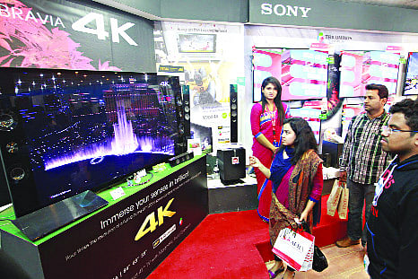 বাণিজ্য মেলায় সনি র্যাংগসের প্যাভিলিয়নে টেলিভিশন দেখছেন দর্শনার্থীরা  প্রথম আলো