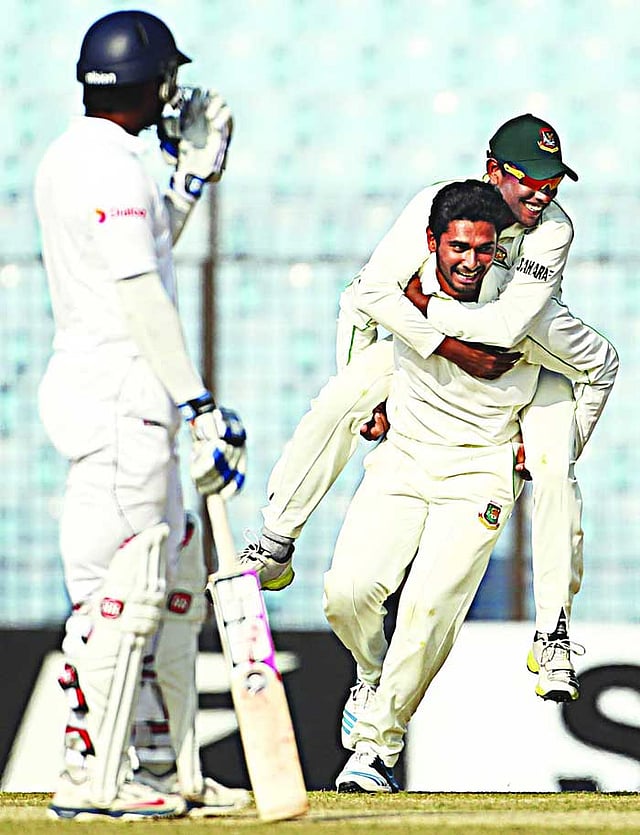 আউট হয়ে গেলেন জয়াবর্ধনে (ছবিতে নেই)। সেই খুশিতে সোহাগ গাজী চেপে বসলেন বোলার মাহমুদউল্লাহর কাঁধে ।  শামসুল হক