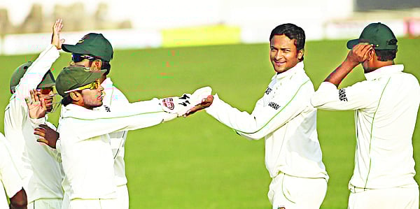 আউট হয়ে গেলেন অ্যাঞ্জেলো ম্যাথুস। শেষ বিকেলে বাংলাদেশকে উত্সবের উপলক্ষ এনে দিলেন সাকিব আল হাসান । শামসুল হক