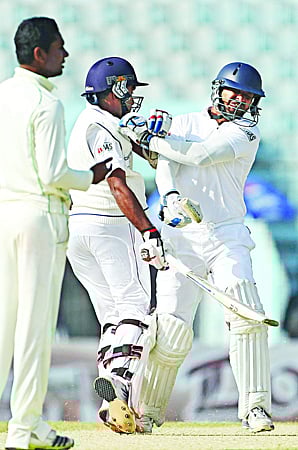 তৃতীয় উইকেটে ১৭৮ রান যোগ করে বাংলাদেশকে চাপে ফেলে দিয়েছিলেন কুমার সাঙ্গাকারা ও মাহেলা জয়াবর্ধনে। রান নিতে গিয়েই তাঁদের এই ‘সংঘর্ষ’ । প্রথম আলো