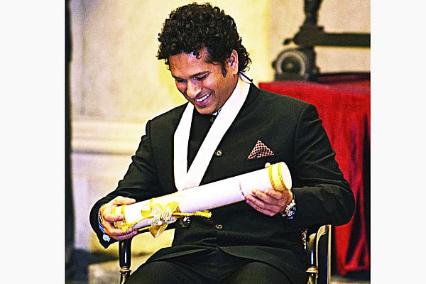 ছবিই বলে দিচ্ছে সব। ভারতরত্ন হাতে শচীন টেন্ডুলকার। কাল আনুষ্ঠানিকভাবে ভারতের সর্বোচ্চ বেসামরিক পদক পেলেন এই কিংবদন্তি । এএফপি