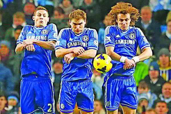 একসঙ্গে লাফিয়ে উঠলেন চেলসির (বাঁ থেকে) মাতিচ, ইভানোভিচ ও লুইজ। এই ফ্রিকিক আটকে দিয়েছে চেলসি। ম্যানচেস্টার সিটির মাঠে গিয়ে পরশু ফিরেছে জয় নিয়েও । এএফপি