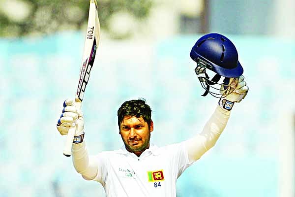 ৩০০ রান উদ্যাপন কুমার সাঙ্গাকারার । ছবি: প্রথম আলো