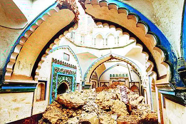 পুরান ঢাকার মোগল স্থাপত্যরীতির ঐতিহ্যবাহী হিঙ্গা বিবি মসজিদের ভেঙে ফেলা গম্বুজের একটি অংশ । ছবি: হাসান রাজা