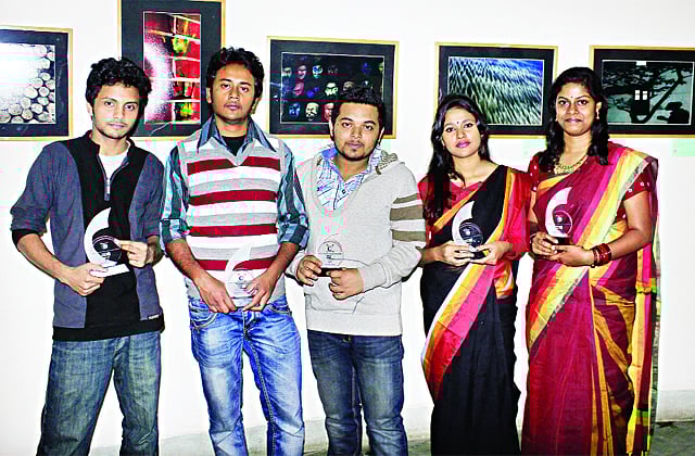 পুরস্কারের স্মারক হাতে তানিম আনোয়ার, প্যারিস তালুকদার, মশিউর রহমান, আজরিন আফরিন ও সার্জিনা ত্রিমা