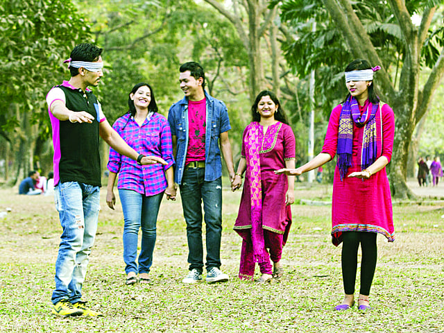 কে বন্ধু, কে ভালোবাসার মানুষ...। ছবি: সৈকত ভদ্র