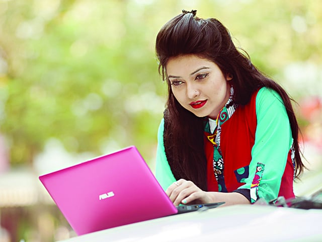 ভালোবাসার দিনে ফেসবুক স্ট্যাটাসেই হয়তো বলা হবে ভালোবাসার কথা। মডেল: ঈষিকা। ছবি: কবির হোসেন