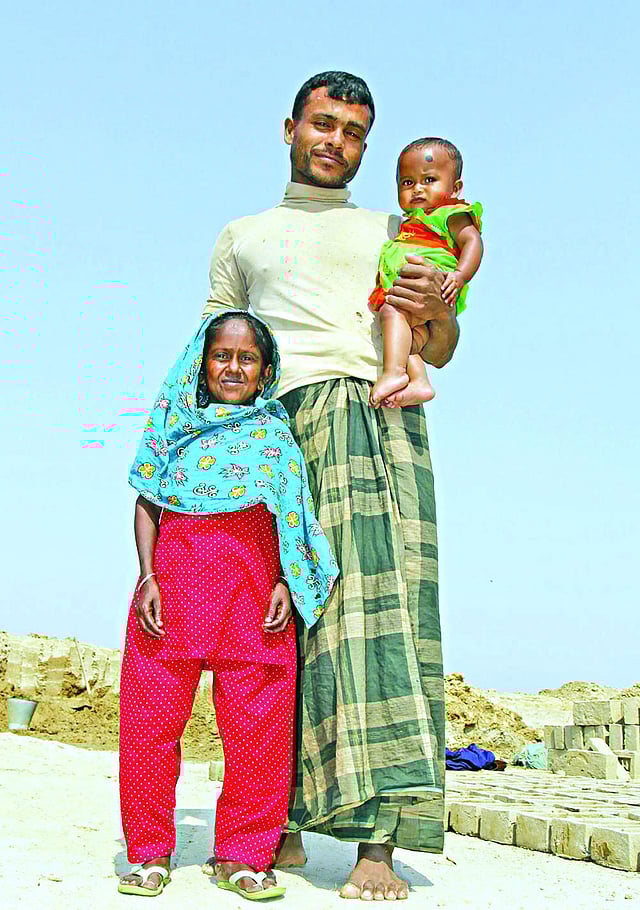 মাসুরা খাতুনের সঙ্গে মনিরুল। কোলে তাঁদের মেয়ে । প্রথম আলো