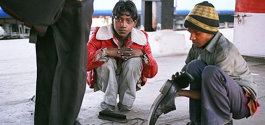 রেলস্টেশনে নানা ধরনের খুচরো কাজে উপার্জনের চেষ্টা করে এই শিশুরা। ছবি: রেলওয়ে চিলড্রেন ডট ওআরজি।