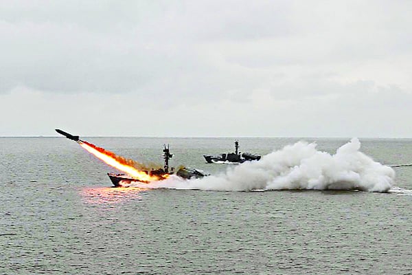 নৌবাহিনীর বার্ষিক মহড়ায় লক্ষ্যবস্তুতে ক্ষেপণাস্ত্র নিক্ষেপ করা হয়