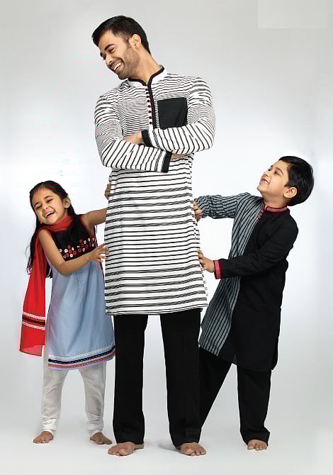 বড়দের পাশাপাশি শিশুদের পোশাকেও আছে একুশের বিশেষ সাজ। ছবি: আড়ং।