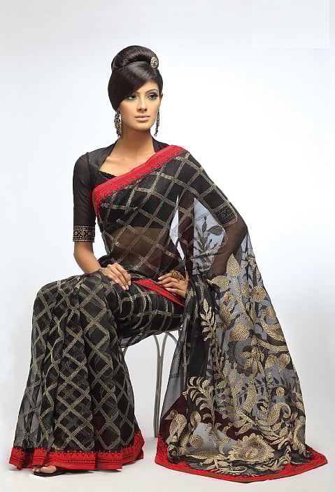 একুশের প্রভাতফেরিতে তরুণীদের প্রথম পছন্দ বরাবরই শাড়ি। ছবি: আড়ং।