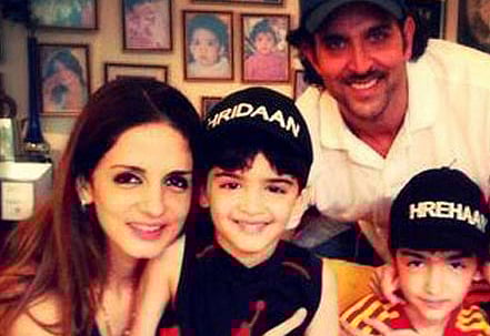 দুই ছেলে রিদান ও রিহানের সঙ্গে হূতিক-সুজান