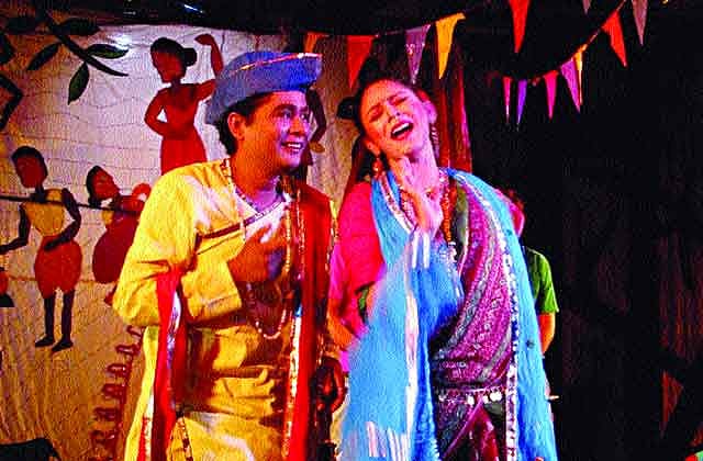 কিনু কাহারের থেটার নাটকের একটি দৃশ্য ।  প্রথম আলো