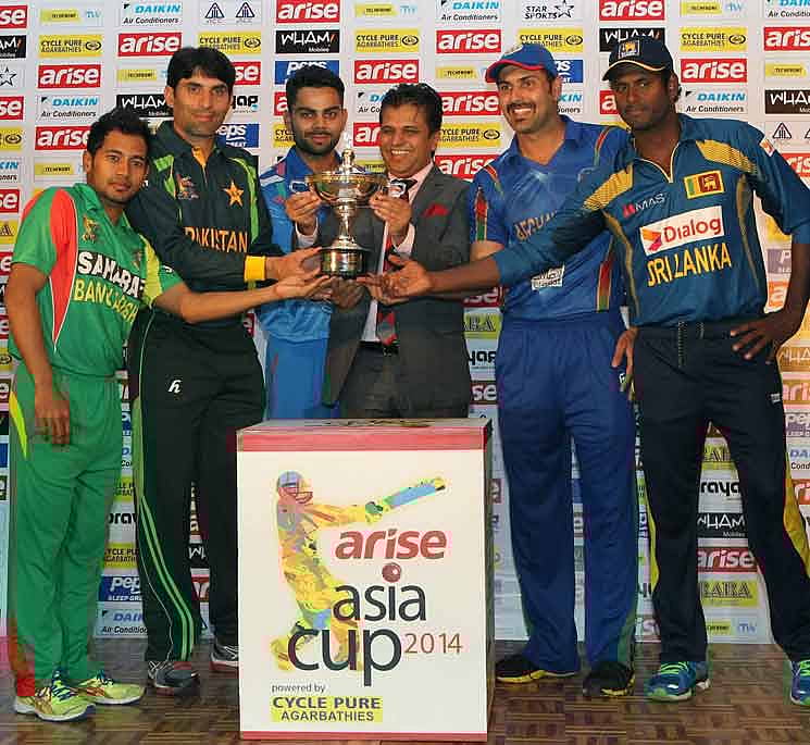 উন্মোচিত হলো এশিয়া কাপের ট্রফি। তাতে হাত ছোঁয়ালেন পাঁচ অধিনায়ক। টুর্নামেন্টের শেষটায় একজনের হাতেই উঠবে  এশীয় ক্রিকেট শ্রেষ্ঠত্বের এই স্মারক। কাল রাজধানীর এক হোটেলে । ছবি: প্রথম আলো