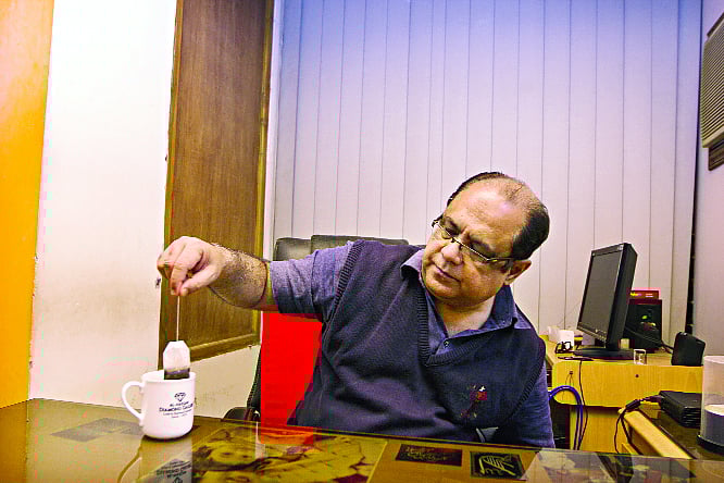 কাজের ফাঁকে এক কাপ চা। ছবি: অধুনা